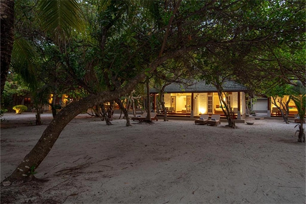 Jacuzzi Beach Villa